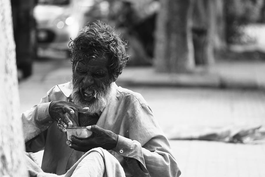 foto en escala de grises, hombre, tenencia, tazón de fuente, viejo, pobre, indio, sin hogar, pobreza, personas