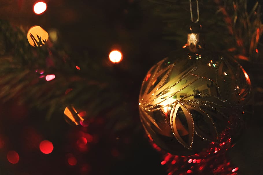 tiro, decoração de bola de ouro, closeup, ouro, bola, decoração, árvore de natal, vários, natal, celebração