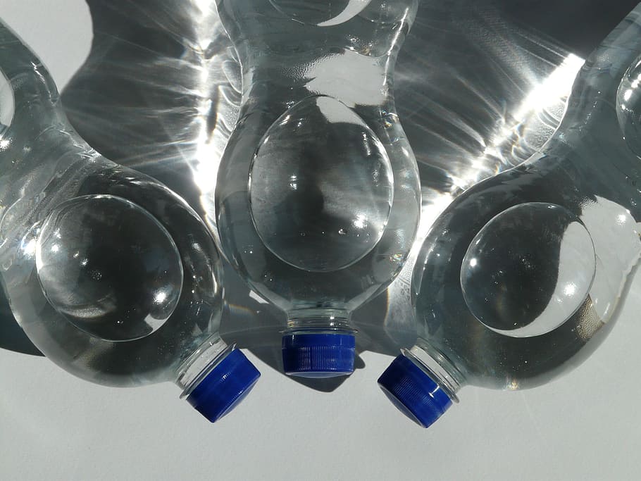 tres, transparente, botellas de plástico, lleno, líquido, botellas, botella de plástico, botella, agua mineral, agua