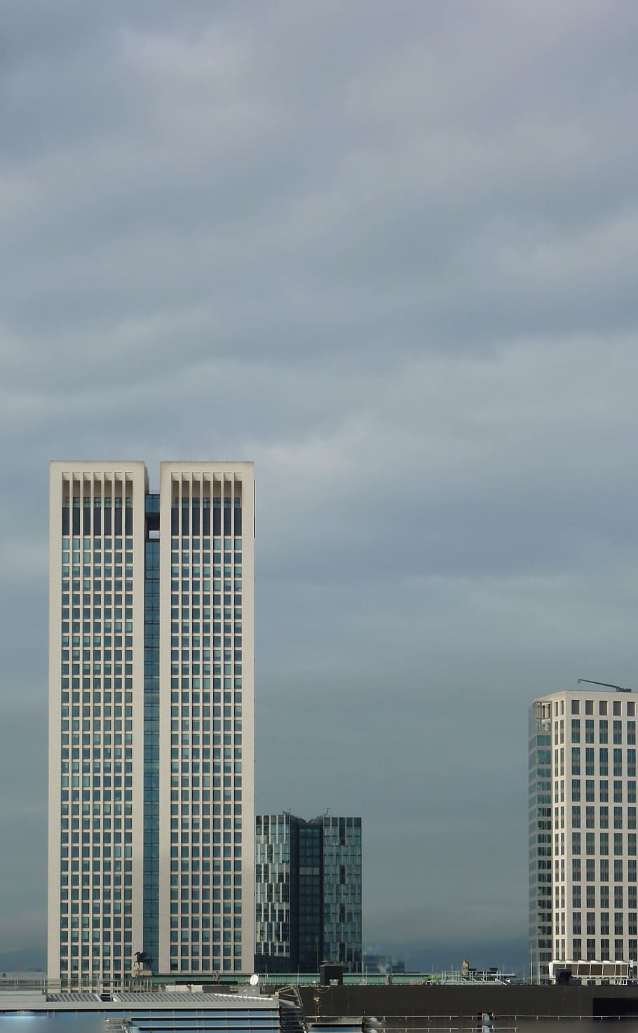 高層ビル ガラスのファサード 建物 フランクフルト スカイライン 都市 建物の外観 構築された構造 建築 空 Pxfuel