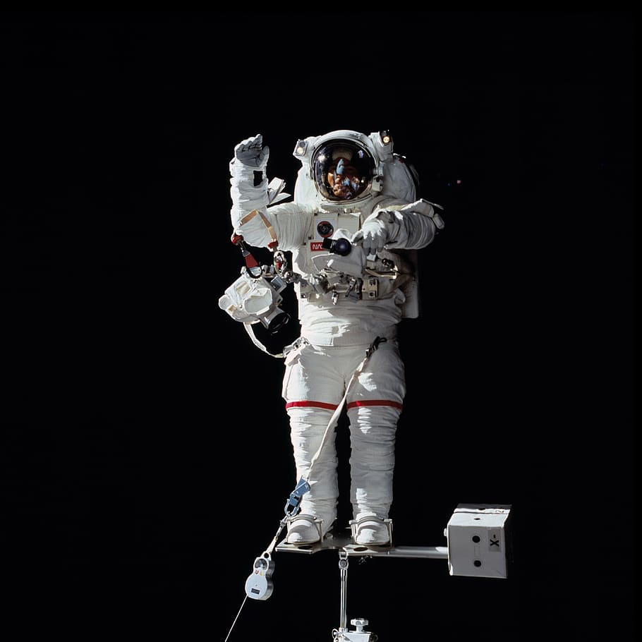 hombre, blanco, traje de astronauta, astronauta, caminata espacial, espacio, nave espacial, herramientas, traje, paquete