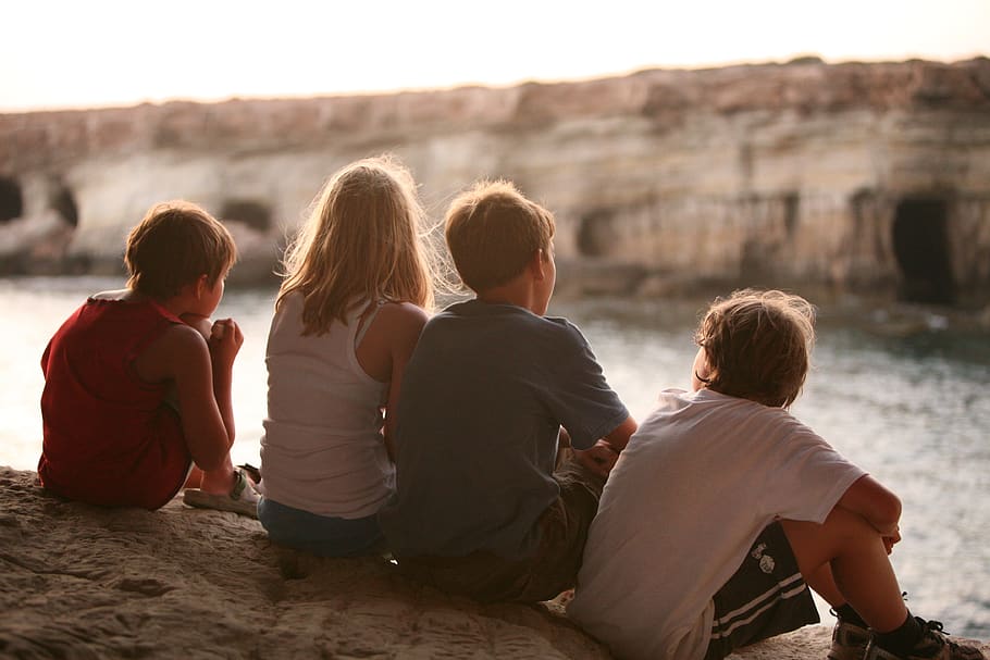 contemplando, amistad, amigos, niños, niña, juntos, conexión, vista, rocas, sentado
