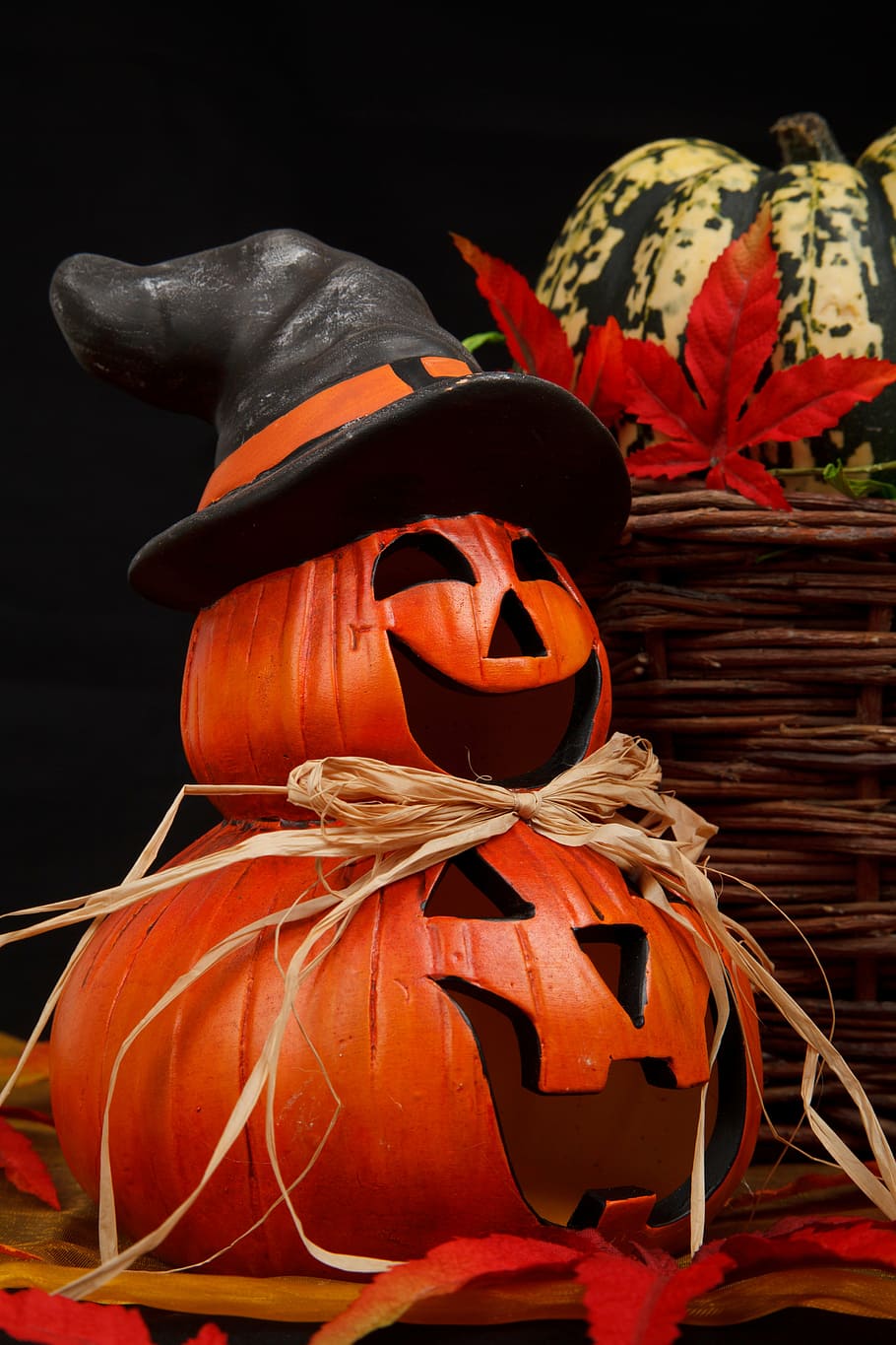 foto de jack-o-lantern, otoño, decoración, decorativos, cara, halloween, feriado, linterna, hoja, objeto