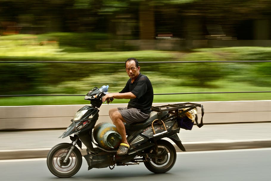hombre montando motocicleta, chico, hombre, motocicleta, montando, carretera, gas, tanque, árboles, hierba