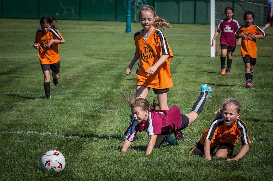 サッカーをしている女の子, サッカー, スポーツ, 夏, 子供, 人々, アウトドア, 遊ぶ, 男の子, スポーツチーム - Pxfuel