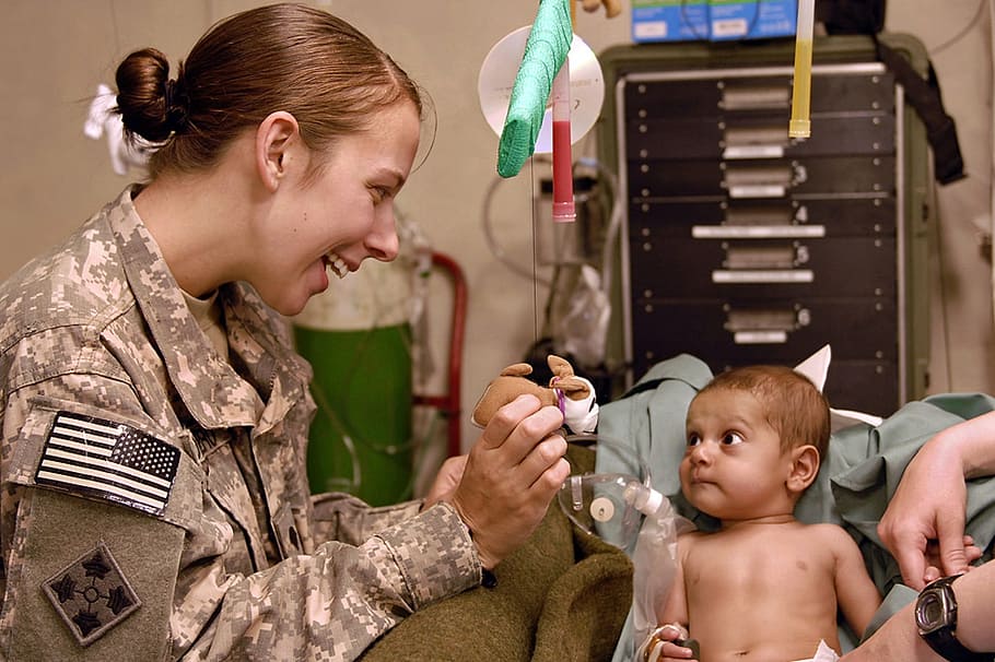 Bebé, dextrosa, sentado, sofá, mujer, vistiendo, uniforme de soldado,  militar, traje, bebé en | Pxfuel