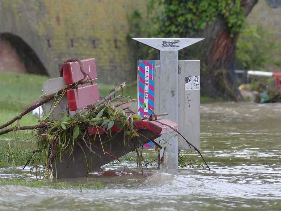 Сильный разлив воды. Затопленный парк лавочки. Наводнение корень. Наводнение в доме. Наводнение в Анталии.