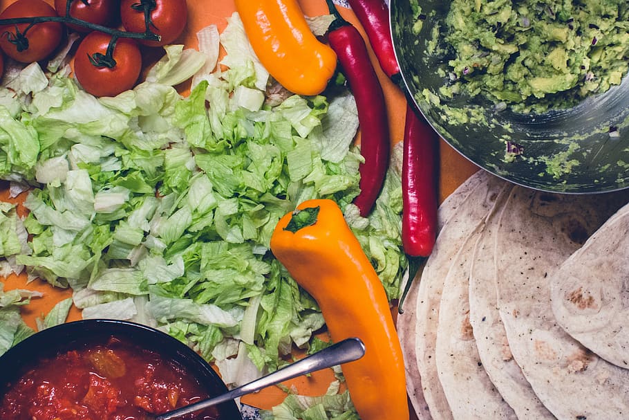 menyiapkan burrito meksiko, Meksiko, burrito, memasak, guacamole, sehat, proses, tampilan teratas, makanan, sayur