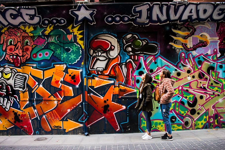 dos, mujeres, mirando fijamente, graffiti, pared, personas, calle, arte, pintura, diseño