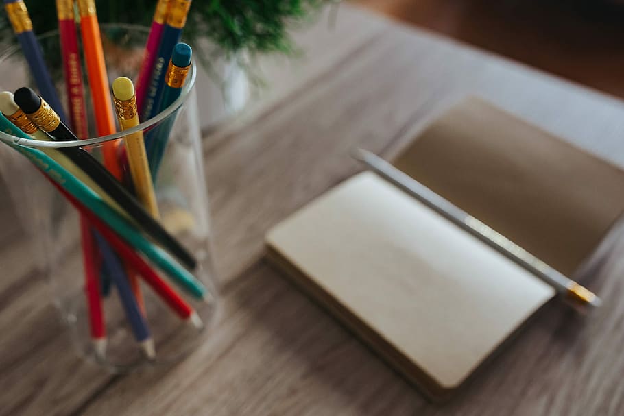 pensil warna-warni, kayu, meja tulis, Notebook, ruang fotokopi, jurnal, penulisan, buku harian, pensil, kuas