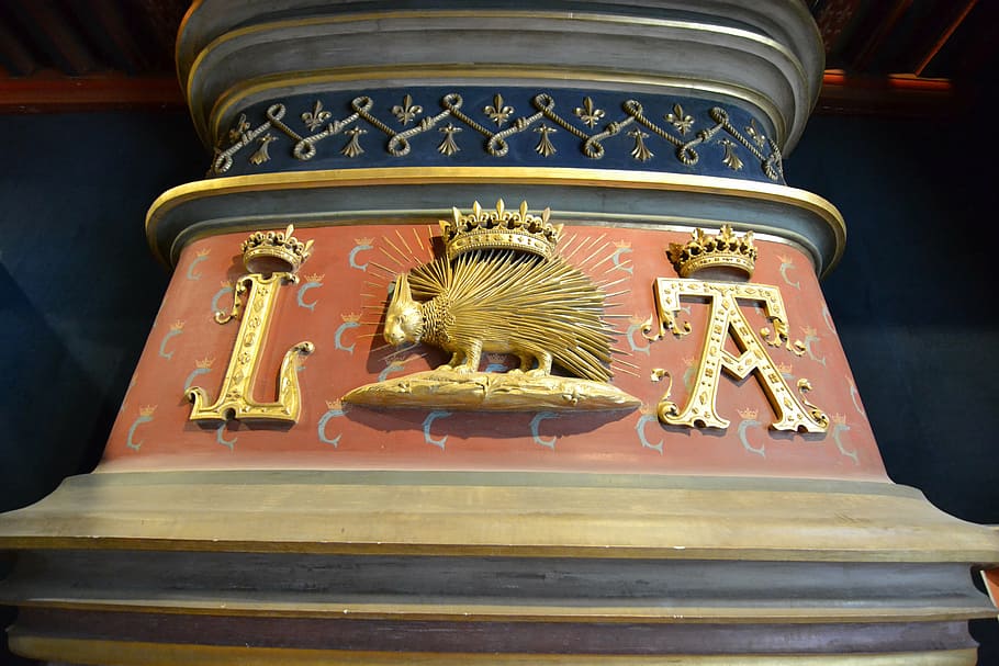 louis xii, porcupine, crown, monogram, fireplace, monogram of louis xii, royal emblem, château de blois, hood, representation