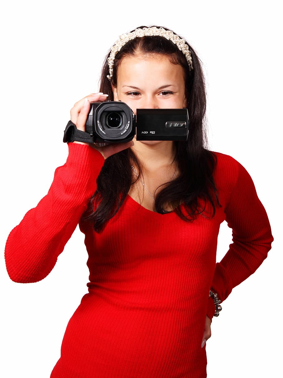 wanita, mengenakan, merah, lengan panjang, kemeja, memegang, camcorder, kamera, digital, peralatan