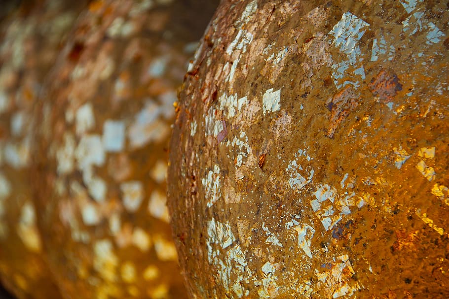 fotografi close-up, amber, ornamen kaca, batu, bola, bulat, kerikil, dekorasi, daun emas, buddha