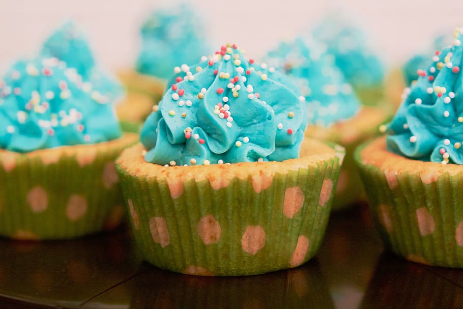 conjunto de cupcake verde e azul, verde, azul, cupcake, conjunto, cobertura, polvilha, bolo, doce, sobremesa