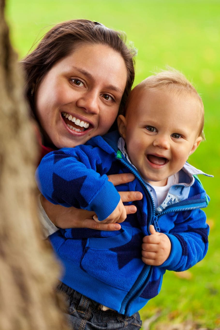 mujer, tenencia, bebé, azul, foto de enfoque con capucha con cremallera, niño, lindo, familia, diversión, feliz