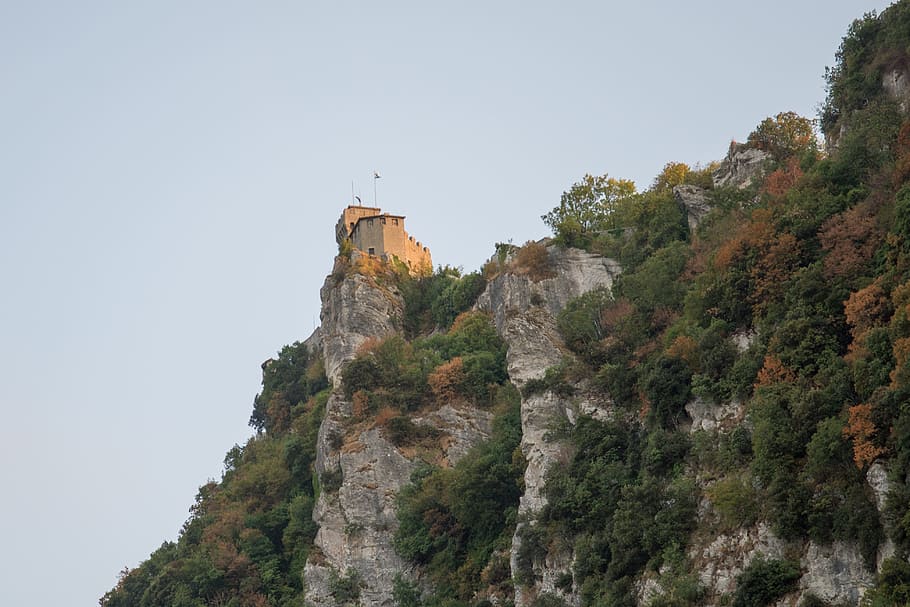 Хозяйка замка на холме. Замок на Холме фото. Sitka Castle Hill old photo. Little Castle.