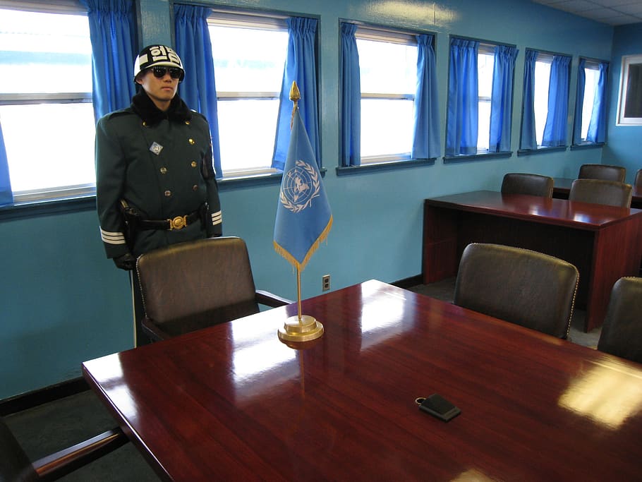 frontera, frontera con corea del norte, sala de conferencias, línea de demarcación militar, mesa, adentro, una persona, en pie, personas reales, ventana