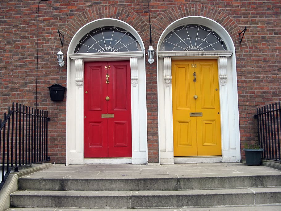 dua, tertutup, merah, kuning, pintu, di samping, abu-abu, beton, tangga, irlandia