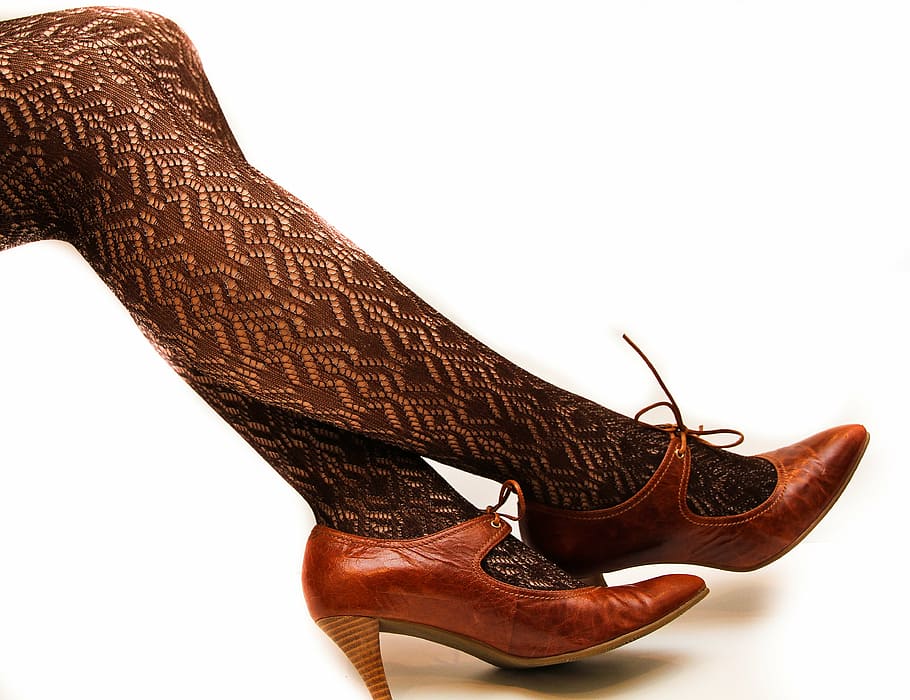 mujer, sentada, vistiendo, marrón, medias, polainas, encajes, zapatos de tacón alto, zapato, pierna humana