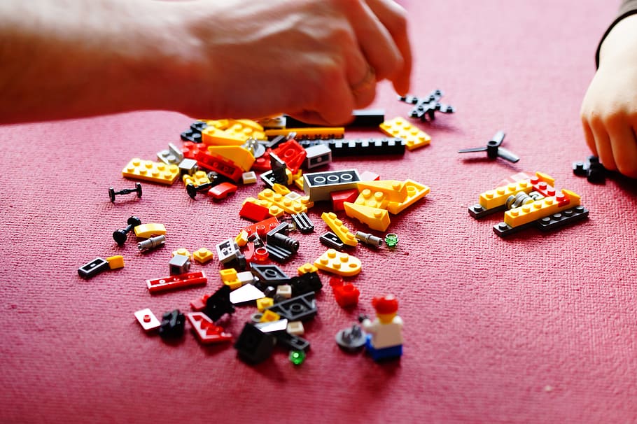 persona, niño, jugando, bloques de lego, humano, manos, lego, juguete, construir, bloques de construcción