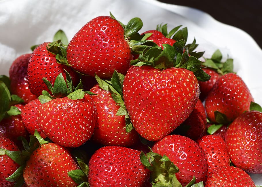strawberries on plate, strawberry, strawberries, fruit, fresh, red, leaf, leaves, green, bowl
