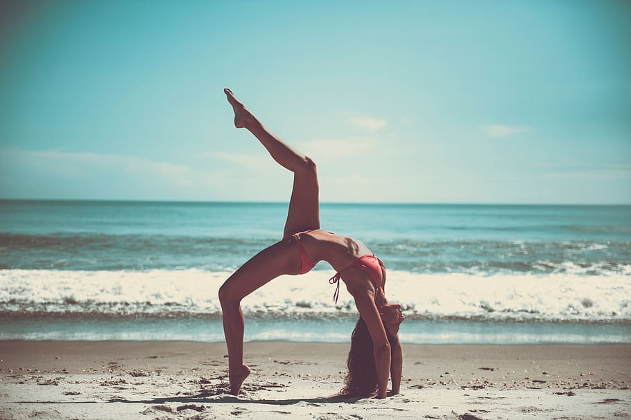exercício, mar, estilo de vida saudável, praia, terra, esporte, exercício de relaxamento, ioga, uma pessoa, equilíbrio