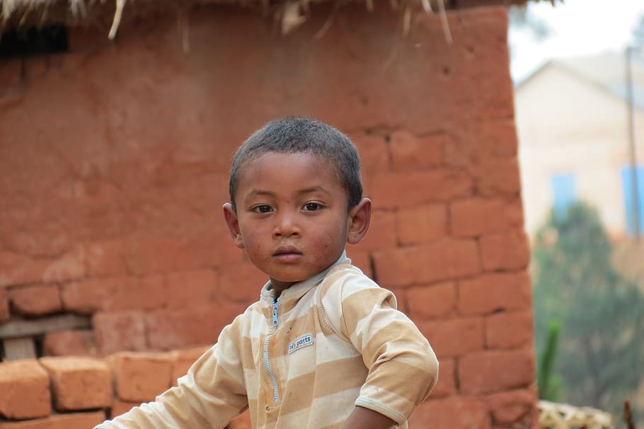 anak, Madagaskar, kemiskinan, Malagasi, Afrika, bayi, anak-anak, bermain, tersenyum, memberikan