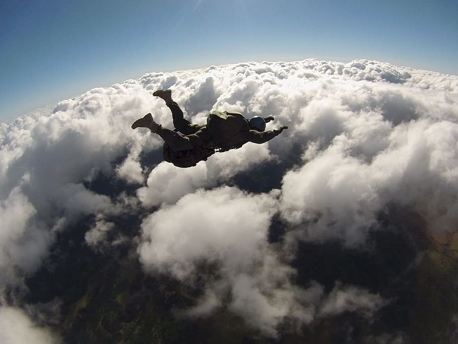 persona, cayendo, cielo, durante el día, paracaidista, paracaídas, paracaidismo, saltando, formación, militar