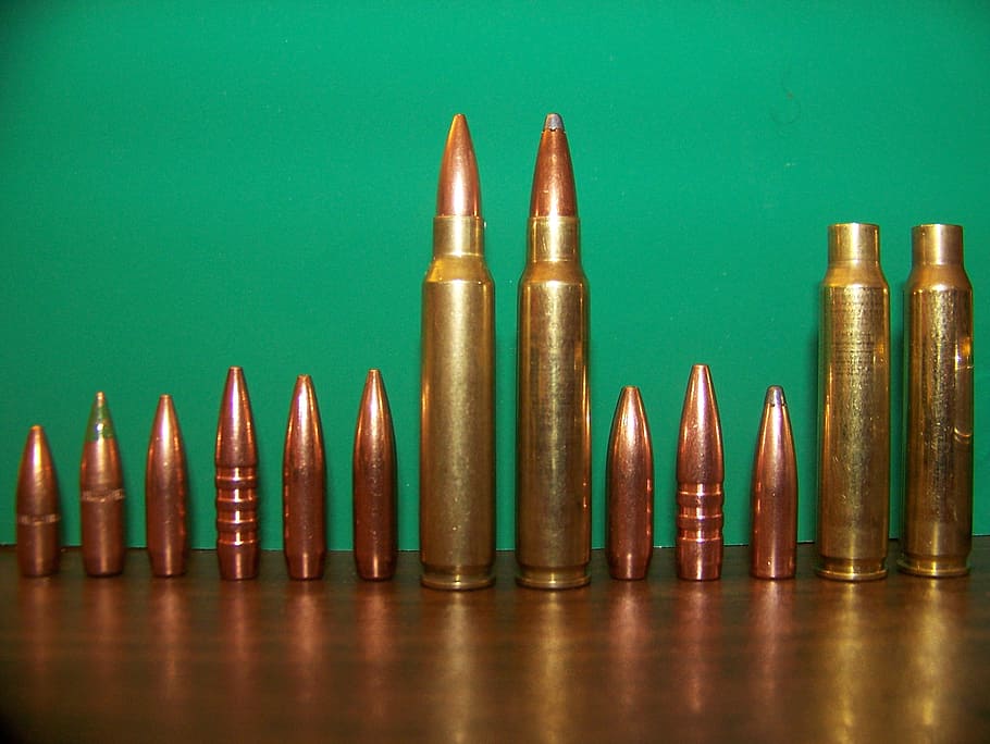 linha balas de cor de bronze, munição, balas, gato selvagem, calibre, ar15, 6x45, fundo colorido, dentro de casa, grande grupo de objetos