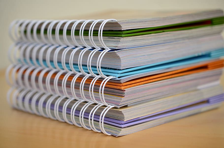 primer plano, foto, cuadernos de espiral de colores variados, encuadernación, colorido, calendario, papel, hojas, encuadernado, pila