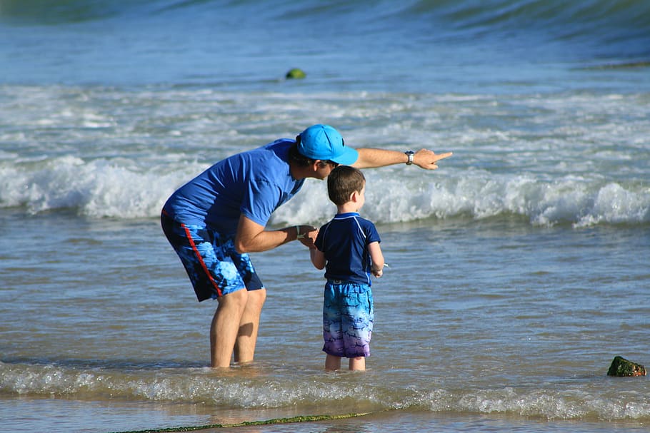 homem, menino, em pé, costa, pais e filhos, curiosidade, explicação, praia, feriados, beira mar