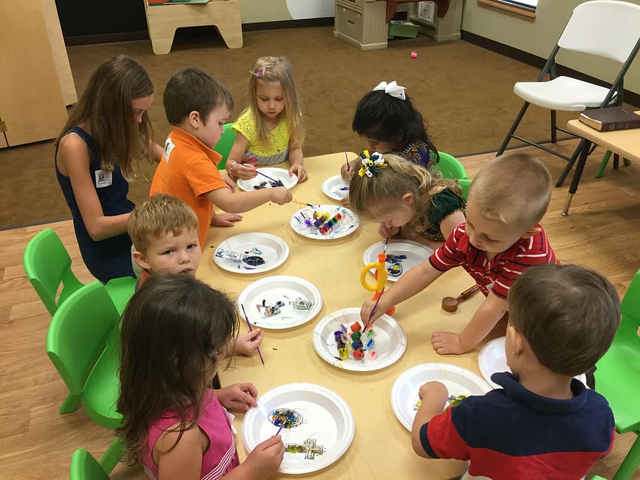 グループ, 子供, 遊んで, 横に, 茶色, 木製, テーブル, 幼児, 美術工芸品, 子供たち