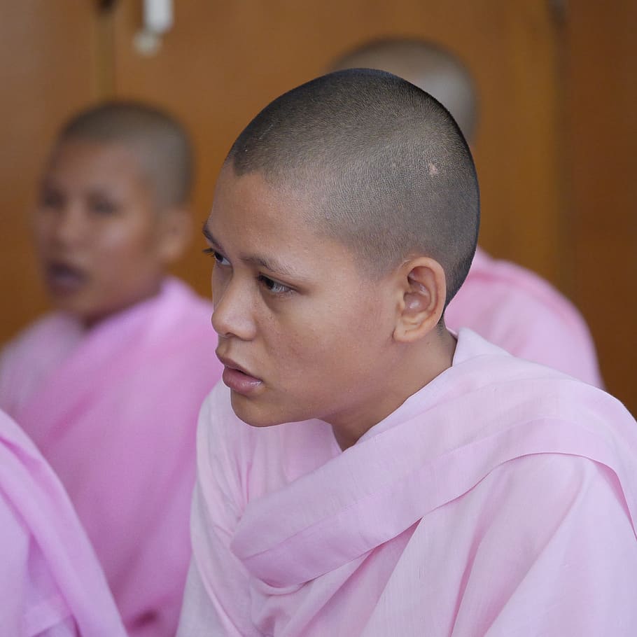 convento de monjas, myanmar, monja, mujer, joven, birmania, color rosa, hombres, interiores, tiro en la cabeza