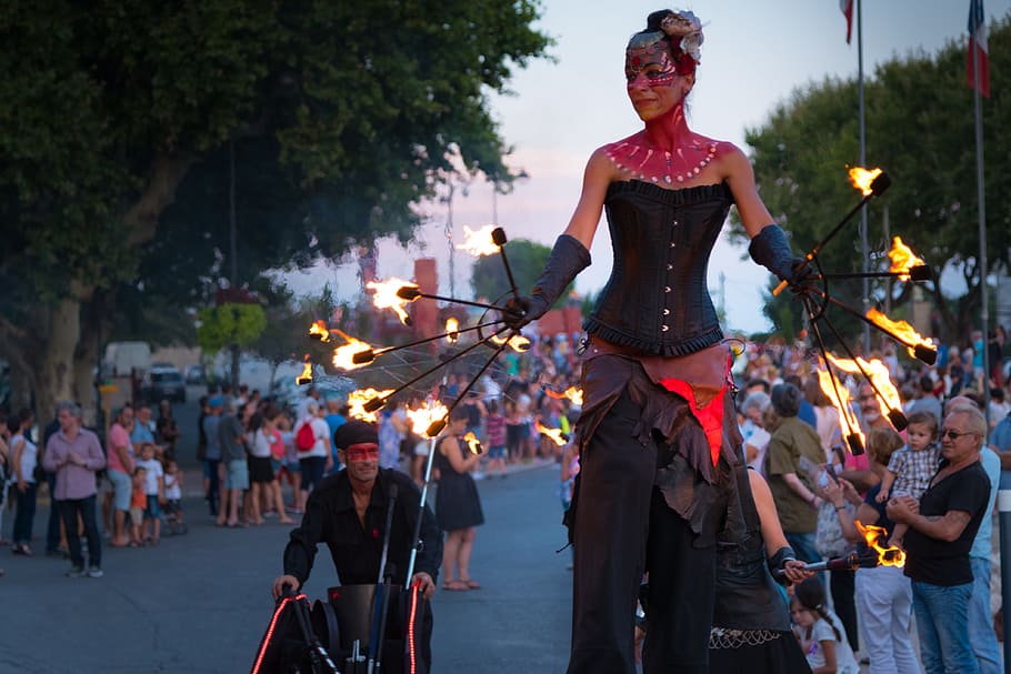 fire, juggler, holidays, parade, beaucaire, char, madeleine festivals, 21 july, crowd, performance