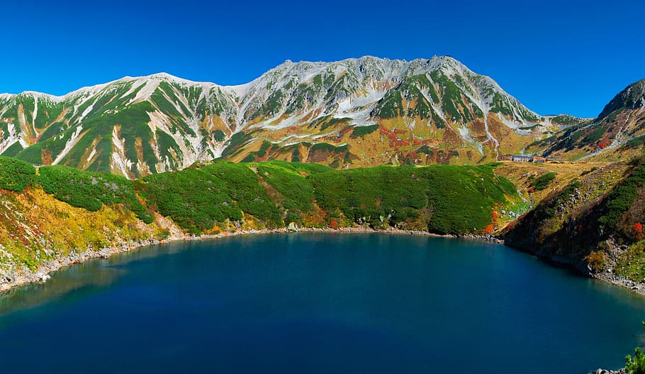 lago cerca de la montaña, lago volcánico, paisaje montañoso, otoño, tateyama, alpes del norte, japón, montaña, naturaleza, paisaje