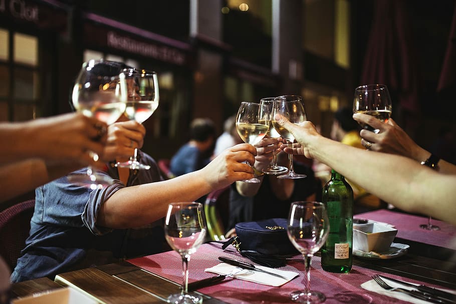 restaurante bebiendo vino, amigos, restaurante, bebiendo, vino, tarde, diversión, feliz, mujeres, cena