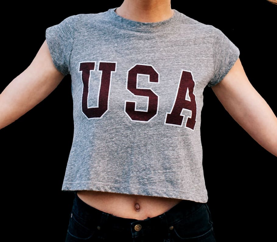 mujer, vistiendo, gris, granate, EE. UU. con cuello redondo y manga corta, niña, EE. UU., camiseta, américa, estados unidos