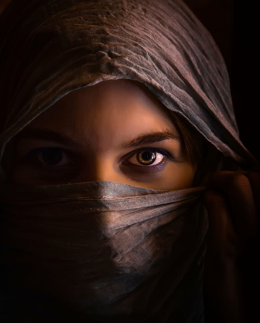 mujer, vistiendo, marrón, vestido para la cabeza hijab, niña, coronada, tajomná, el secreto de, orientar, misterio