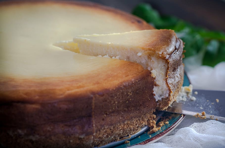 shallow, focus photo, round cake pastry, cheesecake, table, dessert, cream, food, cake, pastry