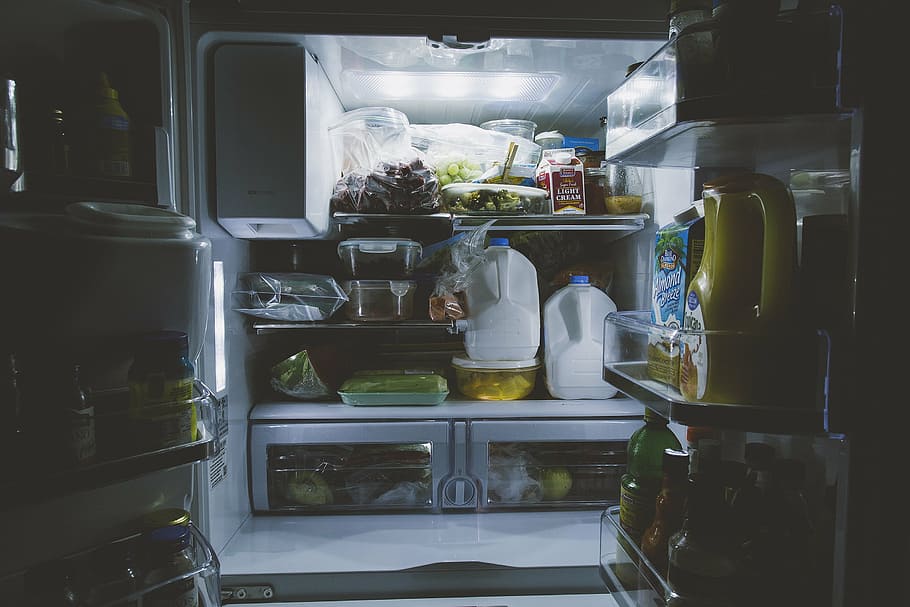 berbagai macam, makanan, di dalam, lemari es, botol, galon, cahaya, susu, rak, sayuran
