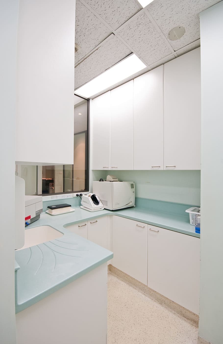 sterilisation room, dentist office, dental office, indoors, domestic room, furniture, home, sink, modern, white color