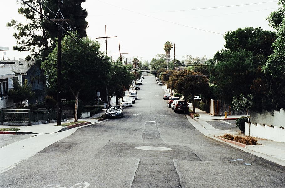 la carretera, edificio, gris, cielo, asfalto, tiempo de día, calle, carros, estacionamiento, barrio