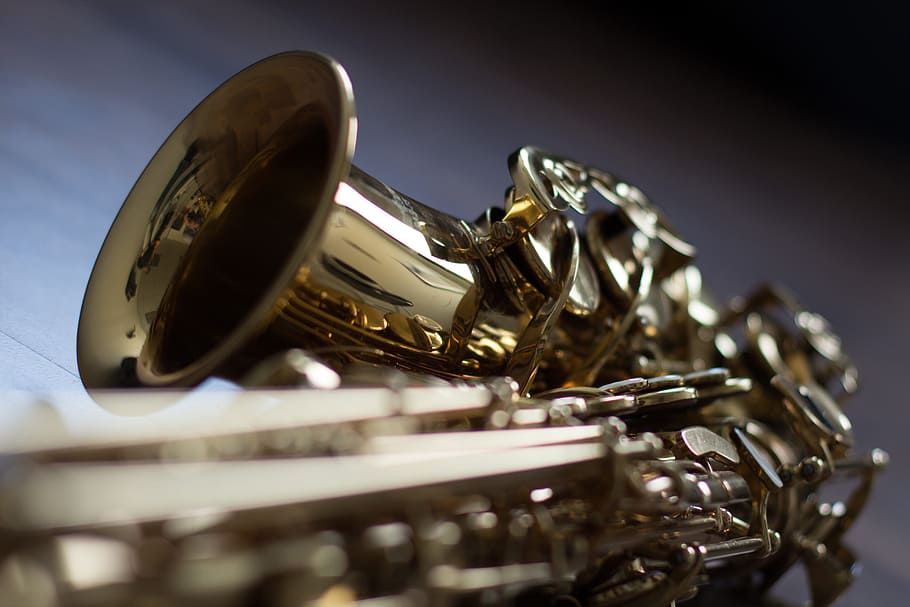 selective, focus photo, gold-colored saxophone, instrument, saxophone, musi, musical instrument, music, wind instrument, close up