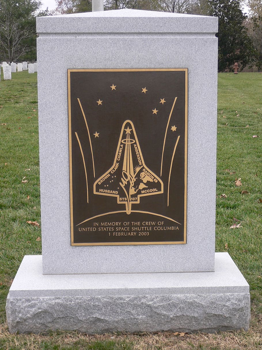 Persona mostrando estatua, monumento, transbordador espacial, Arlington, Washington DC, Columbia, cohete, nave, nave espacial, descubrimiento