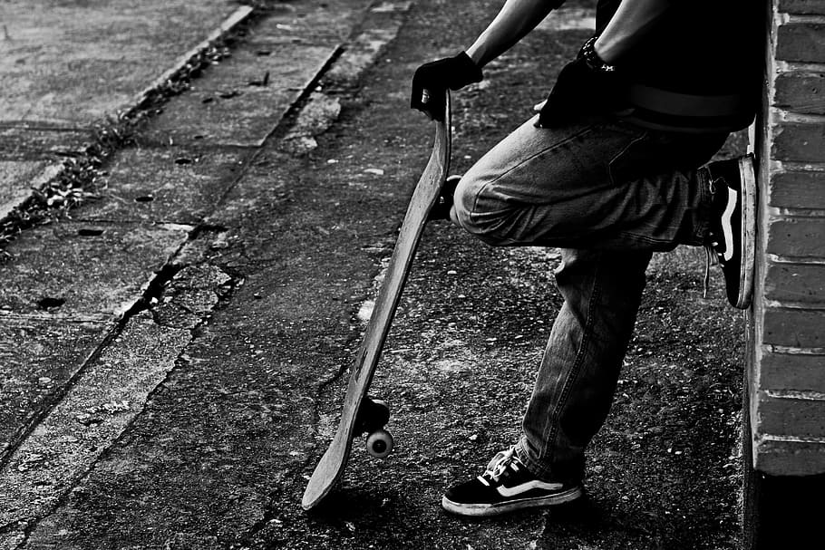 グレースケール写真, 男, 保持, スケートボード, 傾いている, 壁, 一人, スケート, 黒と白, 悲しい少年