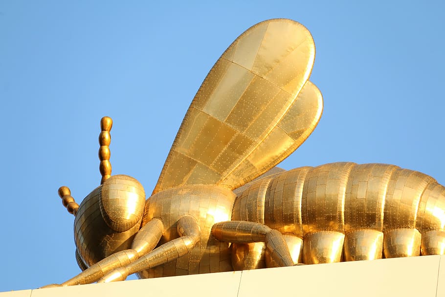 golden bee, bee, gold, statue, eureka skydeck 88 tower, melbourne, skyscraper, city, metropolis, landmark