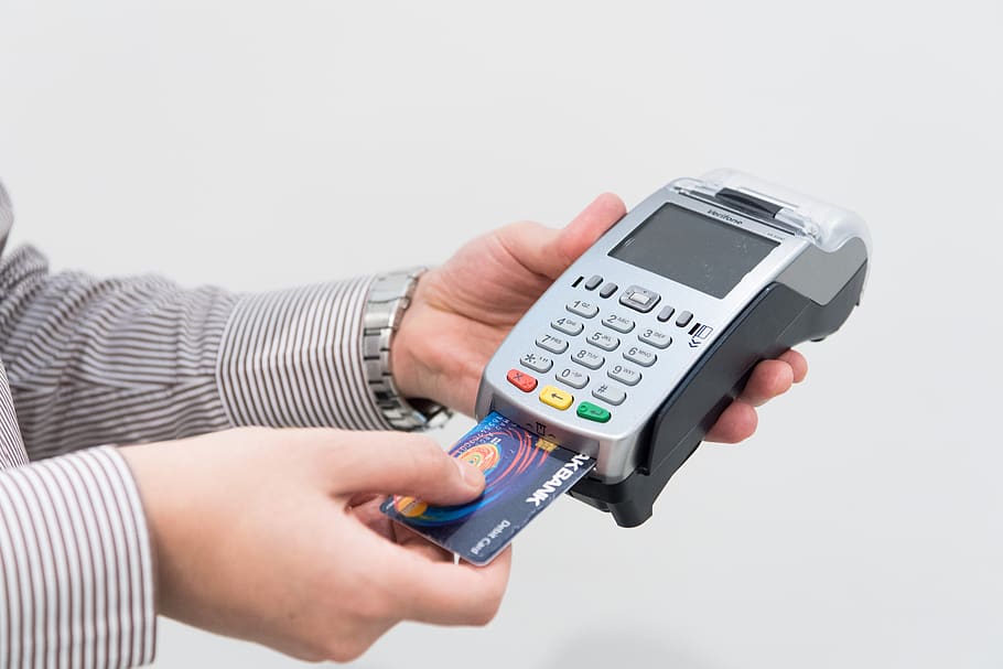 máquina de tarjeta de crédito, máquina de tarjeta de débito, crédito, máquina, débito, tarjeta, tarjetas, electrónica, mano humana, parte del cuerpo humano