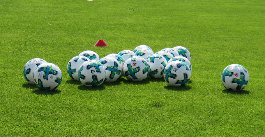 bolas de futebol branco e verde, campo, esporte, lazer, futebol, bola, arremetida, grama, formação, espaço