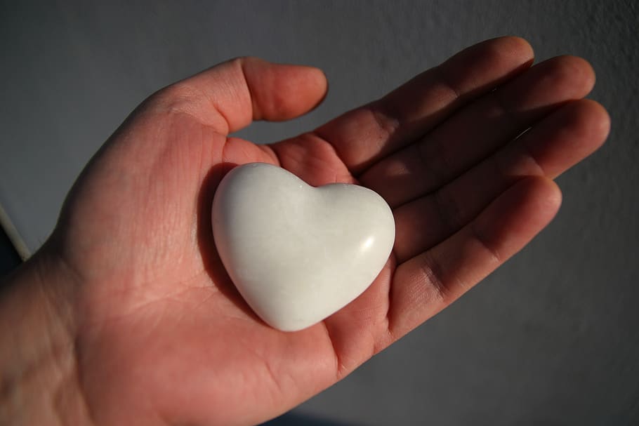 corazón, mano, amor, piedra, forma del corazón, mano humana, parte del cuerpo humano, emoción positiva, tenencia, una persona