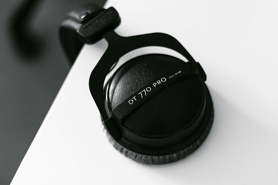 hitam, dt 770, pro, headphone, ditempatkan, putih, kayu, rak, hitam dan putih, headset